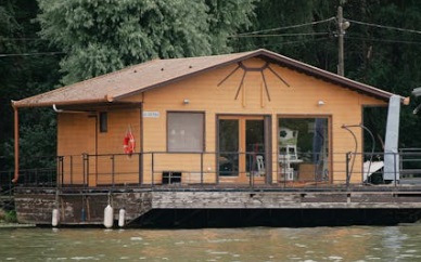 Houseboat Moving and Transport Services